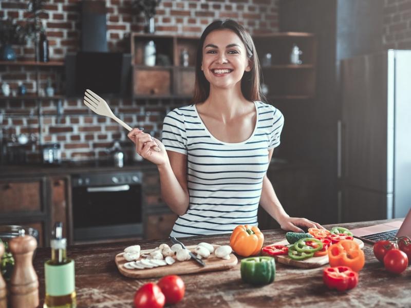 kobieta przygotowująca zdrowe posiłki