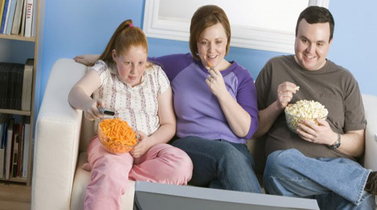 nadmiar tkanki tłuszczowej u wszystkich członków rodziny