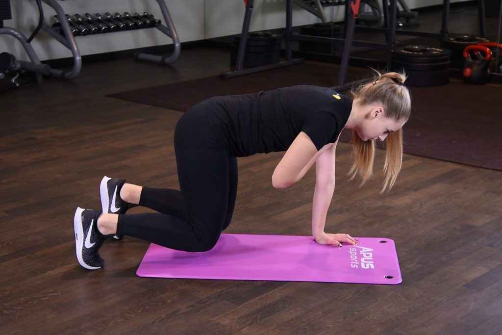 Bear plank z dotknięciem barku Bear plank z dotknięciem barku