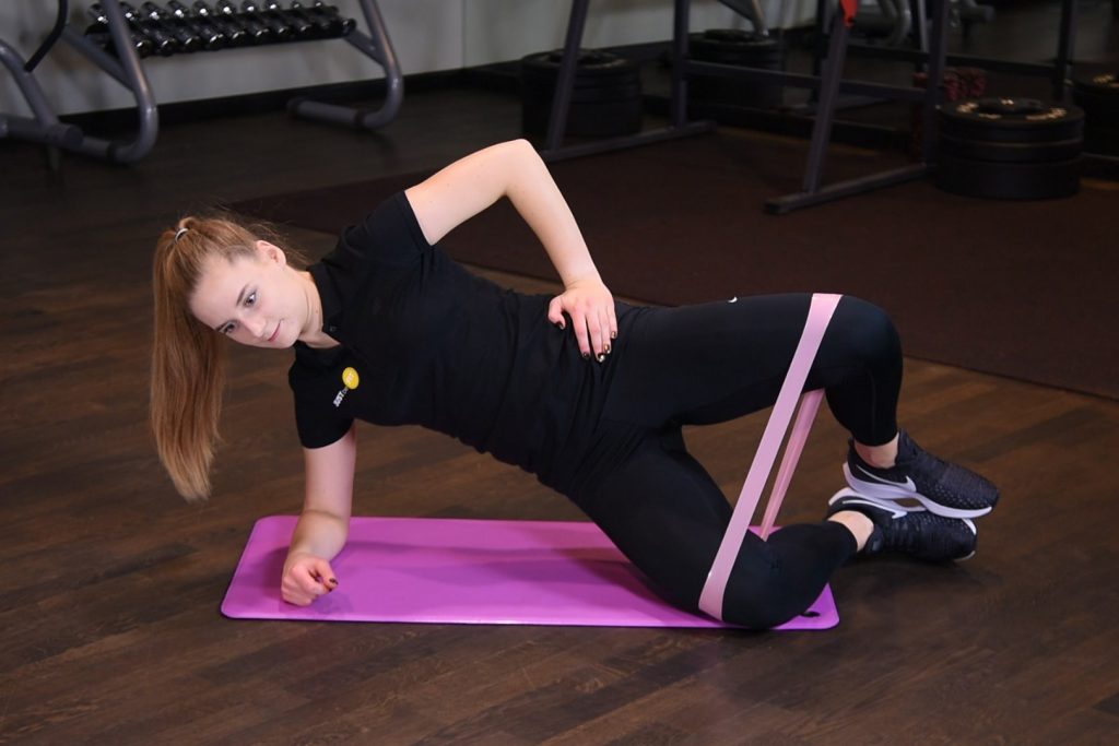 Clamshell w podporze bokiem z gumą Clamshell w podporze bokiem z gumą mini band