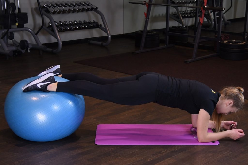 Deska na przedramionach ze stopami na piłce do ćwiczeń Deska na przedramionach ze stopami na piłce do ćwiczeń