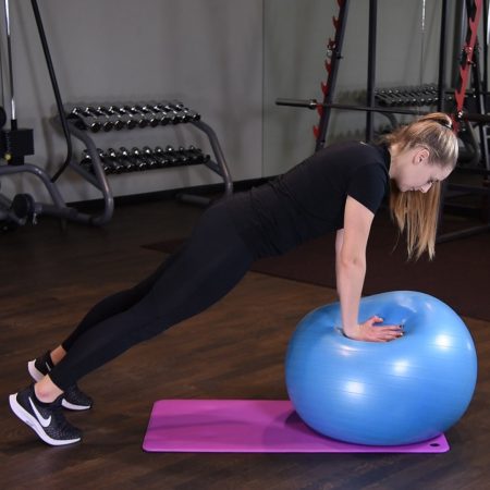 Deska z prostymi ramionami na piłce do ćwiczeń Deska z prostymi ramionami na piłce do ćwiczeń