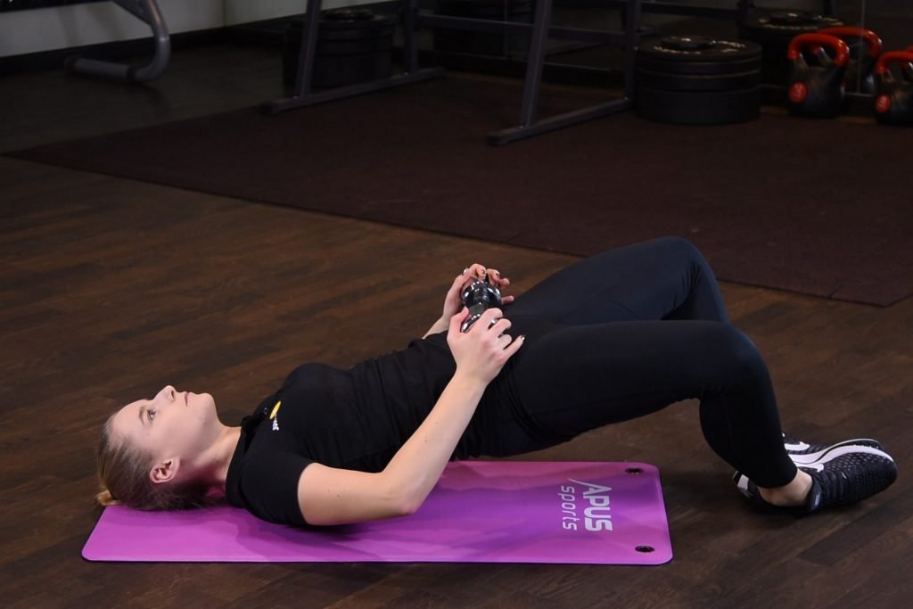 Frog hip-thrust z hantlą Ćwiczenie Frog hip-thrust z hantlą - just be fit