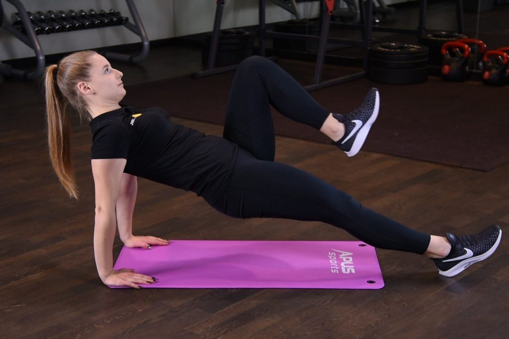 Kolano do klatki w podporze tyłem na prostych rękach Kolano do klatki w podporze tyłem na prostych rękach