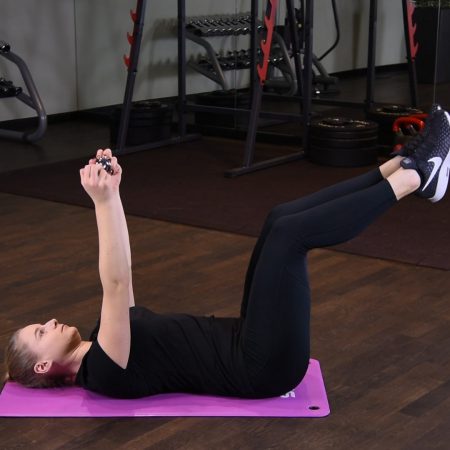 Martwy robak - dead bug z przejściem do hollow body z hantlą Martwy robak - dead bug z opuszczaniem hantli - just be fit