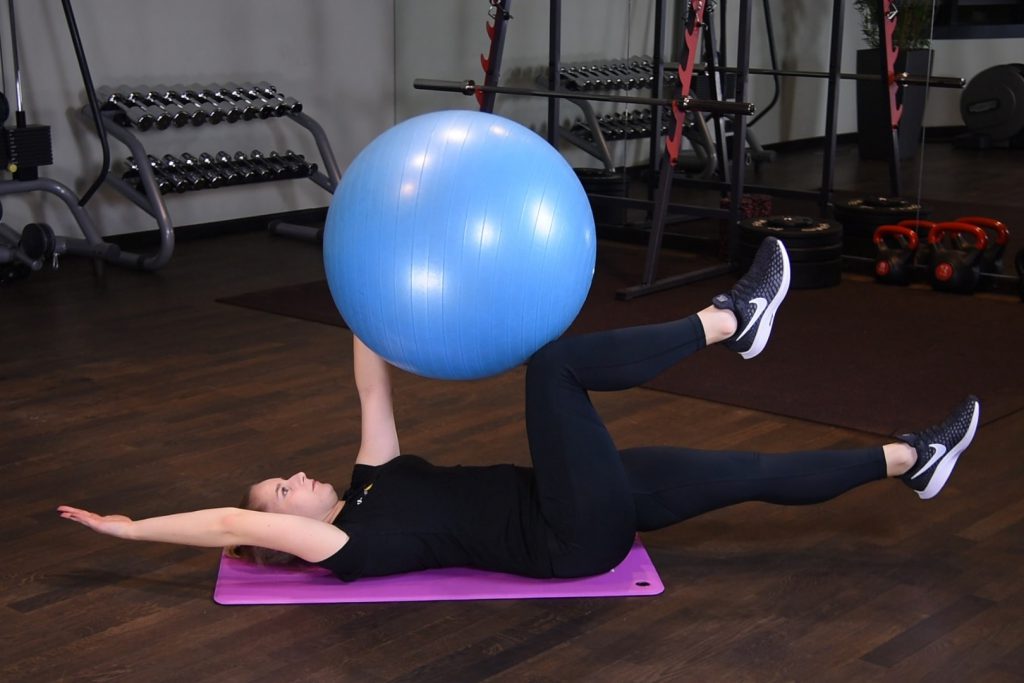 Martwy robak z piłką do ćwiczeń Martwy robak z piłką do ćwiczeń