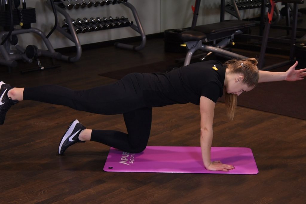 Naprzemienne unoszenie nogi i ramienia w podporze przodem - just be fit