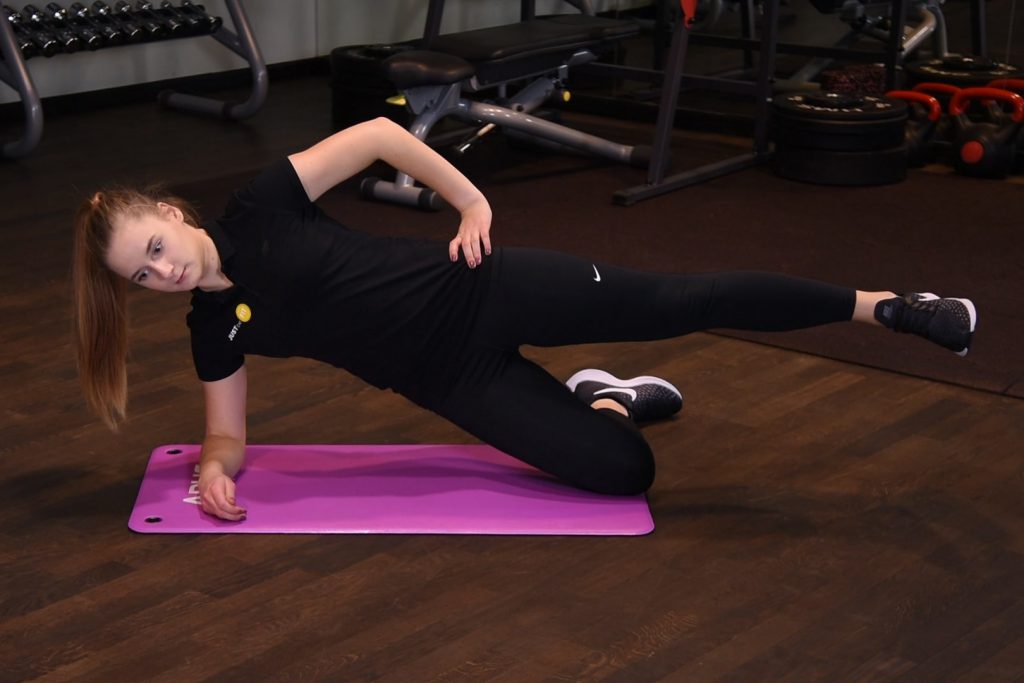 Plank bokiem na kolanie z uniesieniem nogi