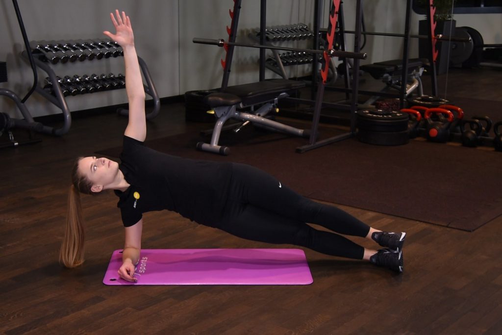 Plank bokiem z rotacją tułowia Plank bokiem z rotacją tułowia