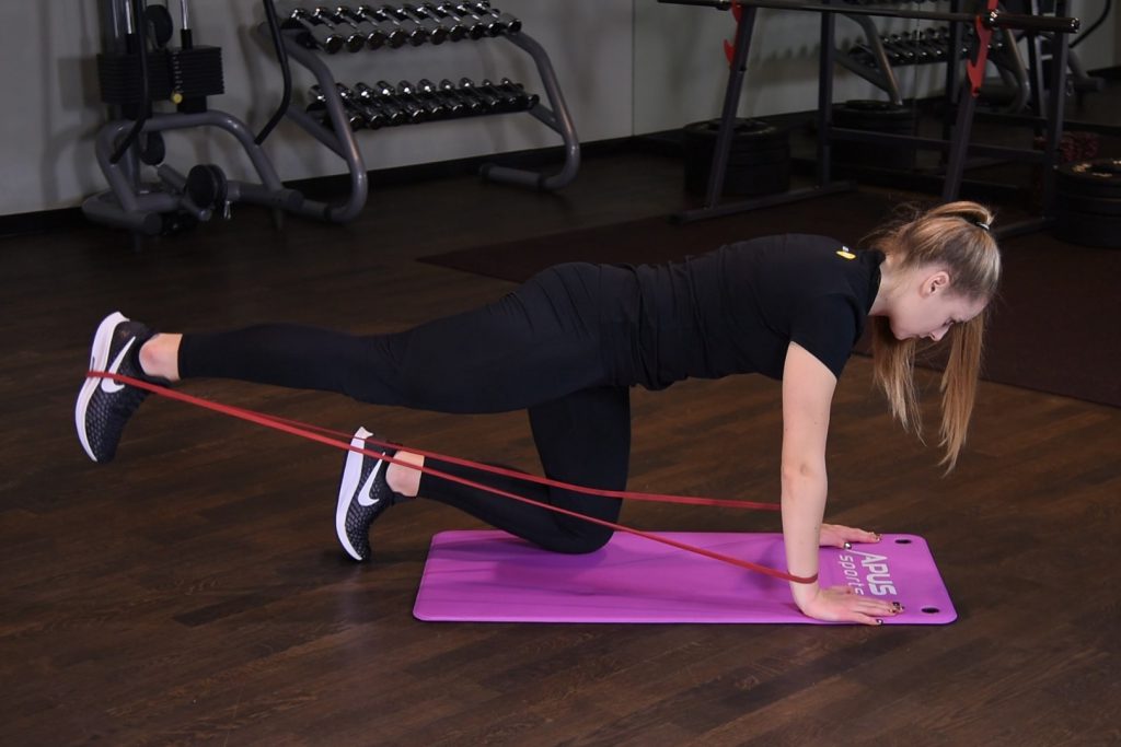 Prostowanie nogi w klęku podpartym z gumą power band