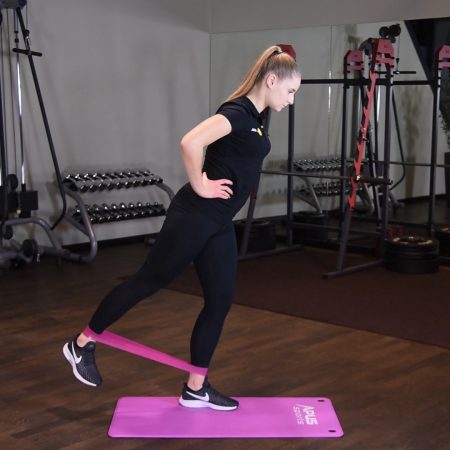 Prostowanie nogi w staniu z gumą mini band