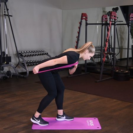 Prostowanie przedramienia z gumą mini band w opadzie tułowia Prostowanie przedramienia z gumą mini band w opadzie tułowia