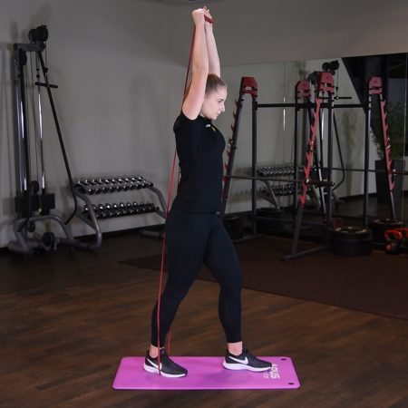 Prostowanie ramion z gumą power band w staniu Prostowanie ramion z gumą power band w staniu