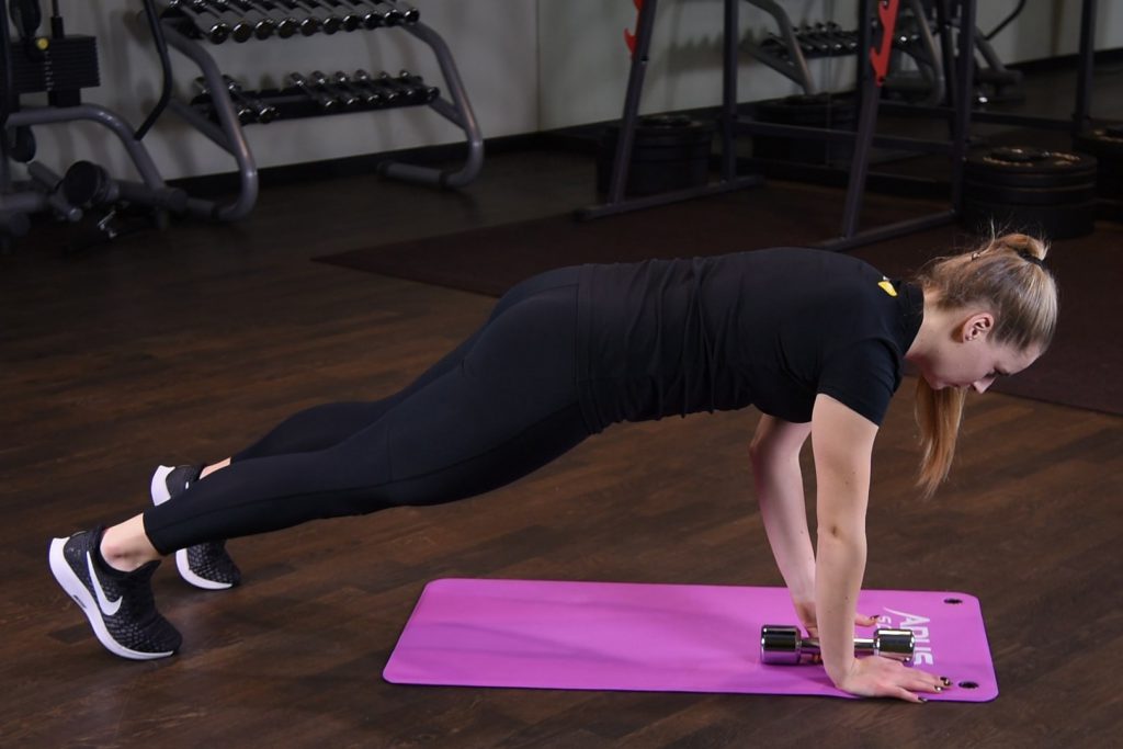 Przenoszenie hantla w podporze przodem