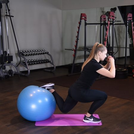 Przysiad bułgarski z nogą na piłce do ćwiczeń Przysiad bułgarski z nogą na piłce do ćwiczeń