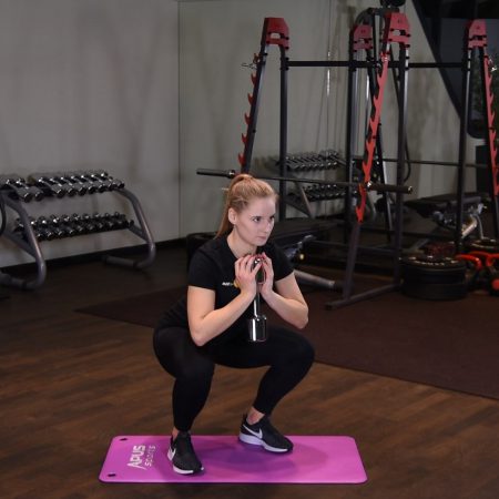 Przysiad z hantlą Przysiad z hantlą - just be fit