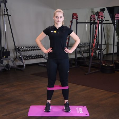 Przysiad z naprzemiennym odwodzeniem nóg z gumą mini band Przysiad z naprzemiennym odwodzeniem nóg z gumą mini band