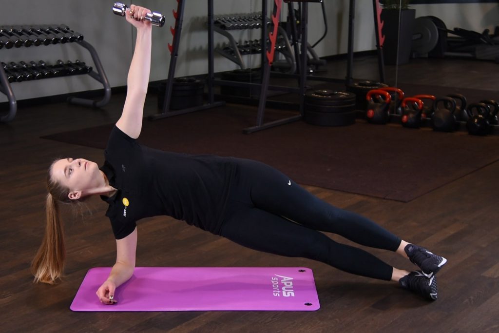 Rotacja w planku bokiem z hantlą Rotacja w planku bokiem z hantlą - just be fit