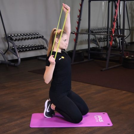 Ściąganie gumy mini band jednorącz za głowę w klęku Ściąganie gumy mini band jednorącz za głowę w klęku