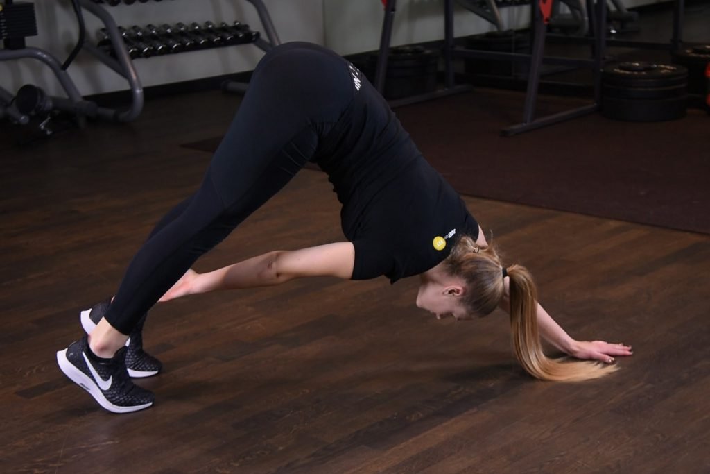 Sięganie do kostki w podporze przodem Sięganie do kostki w podporze przodem