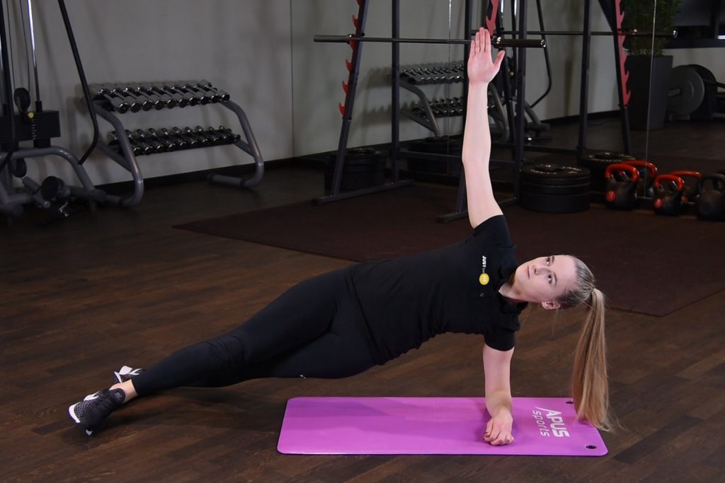 Sięganie do sufitu w podporze na przedramionach Sięganie do sufitu w podporze na przedramionach