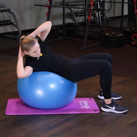 Skośne spięcia brzucha na piłce do ćwiczeń
