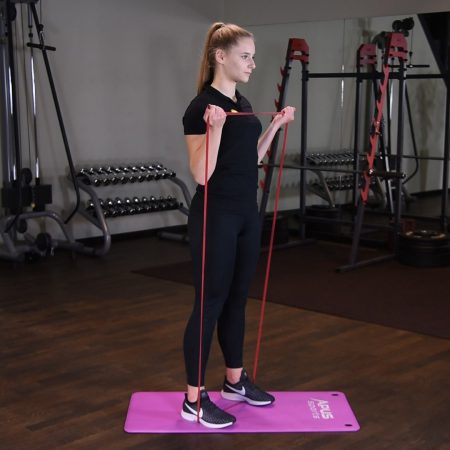 Uginanie ramion z gumą power band w staniu Uginanie ramion z gumą power band w staniu