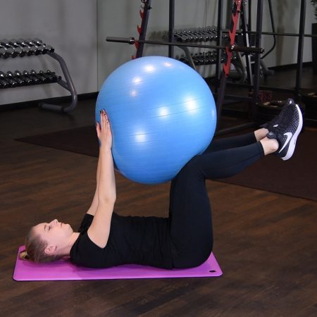 Wciskanie piłki do ćwiczeń w kolana w leżeniu na plecach