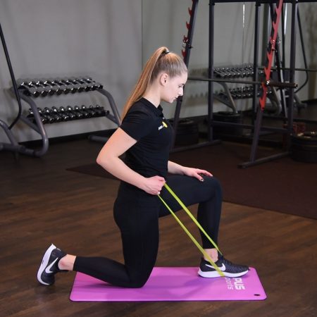 Wiosłowanie gumą mini band jednorącz w klęku jednonóż Wiosłowanie gumą mini band jednorącz w klęku jednonóż