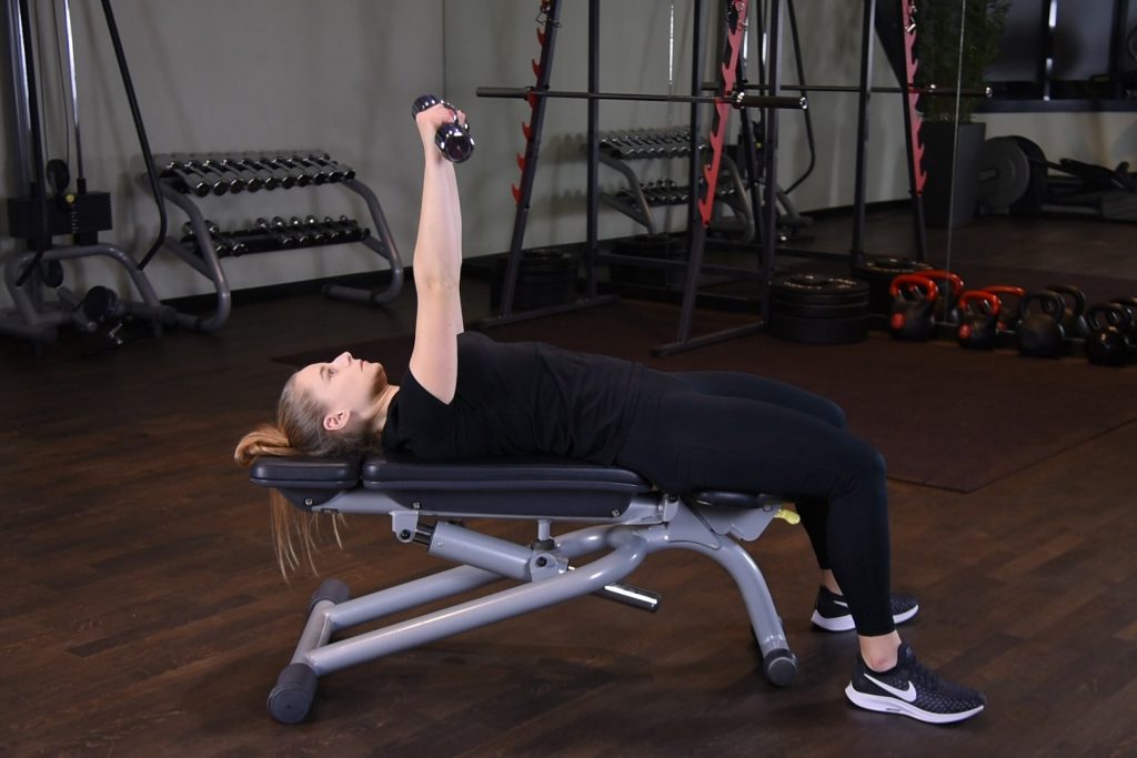 Wyciskanie hantli leżąc na płasko Wyciskanie hantli leżąc na płasko