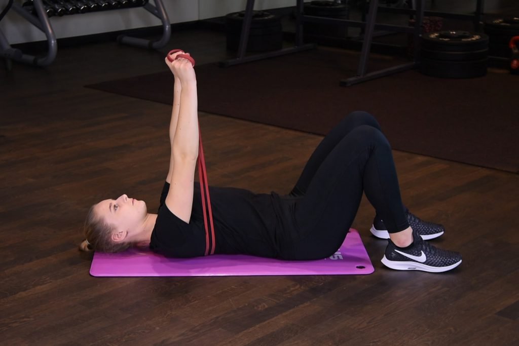 Wyciskanie leżąc z gumą power band Wyciskanie leżąc z gumą power band - just be fit