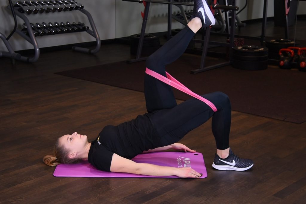 Wznosy bioder jednonóż z gumą mini band