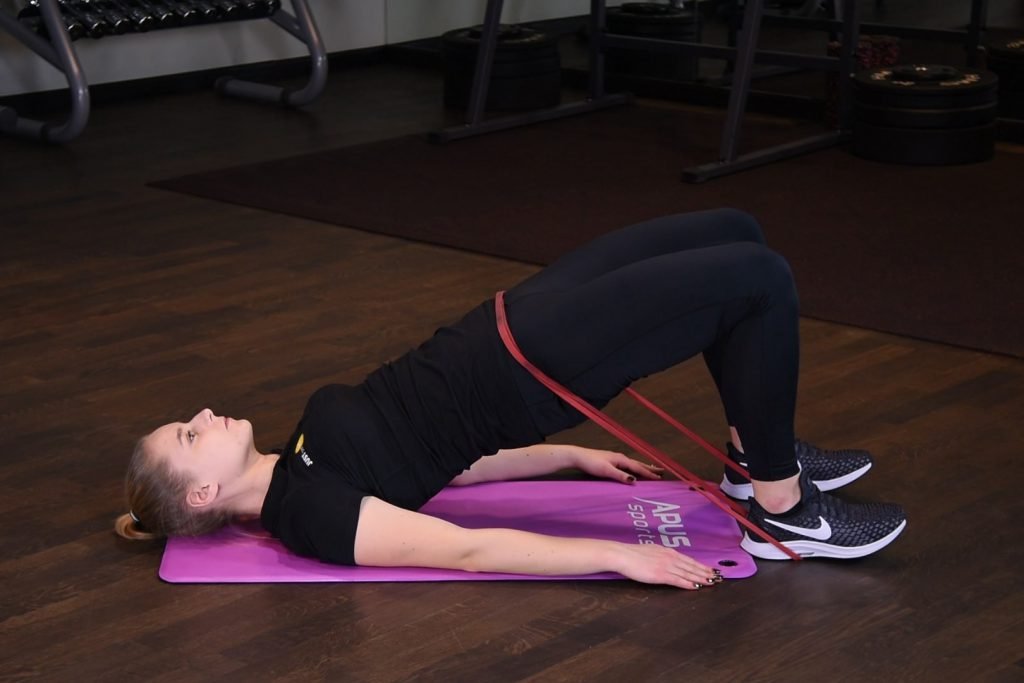 Wznosy bioder z gumą power band na biodrach Wznosy bioder z gumą power band na biodrach