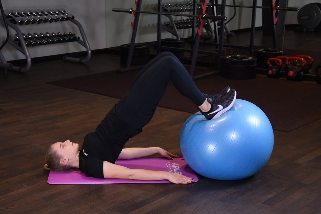 Wznosy bioder ze stopami na piłce do ćwiczeń Wznosy bioder ze stopami na piłce do ćwiczeń