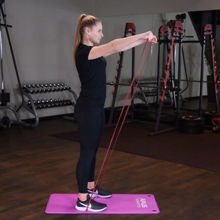 Wznosy ramion w przód z gumą power band w staniu Wznosy ramion w przód z gumą power band w staniu