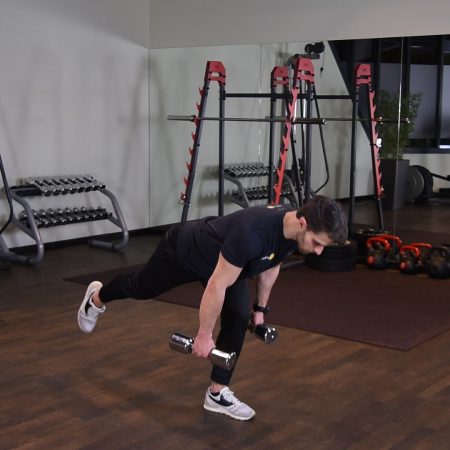 Martwy ciąg jednonóż z dwoma hantlami Martwy ciąg jednonóż z dwoma hantlami