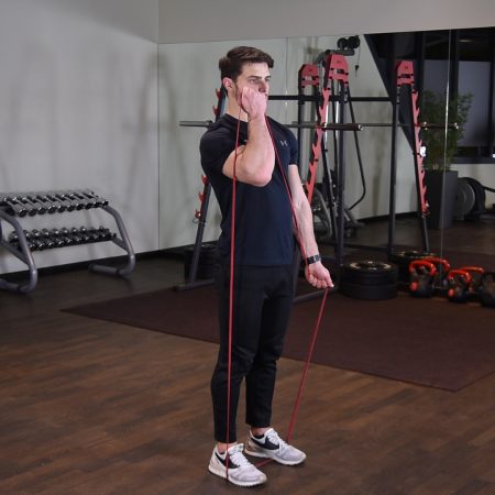 Naprzemienne uginanie ramion z gumą power band w staniu Naprzemienne uginanie ramion z gumą power band w staniu