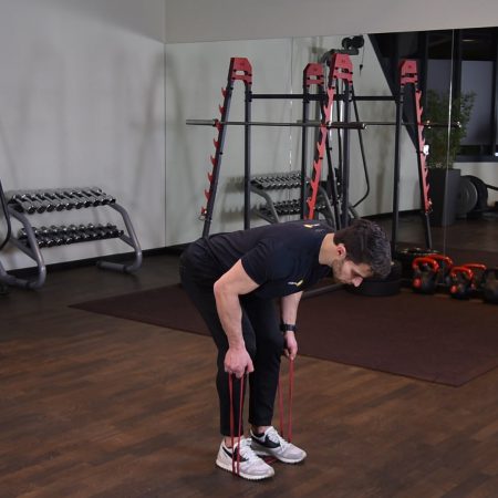 Naprzemienne wiosłowanie gumą power band w opadzie tułowia Naprzemienne wiosłowanie gumą power band w opadzie tułowia