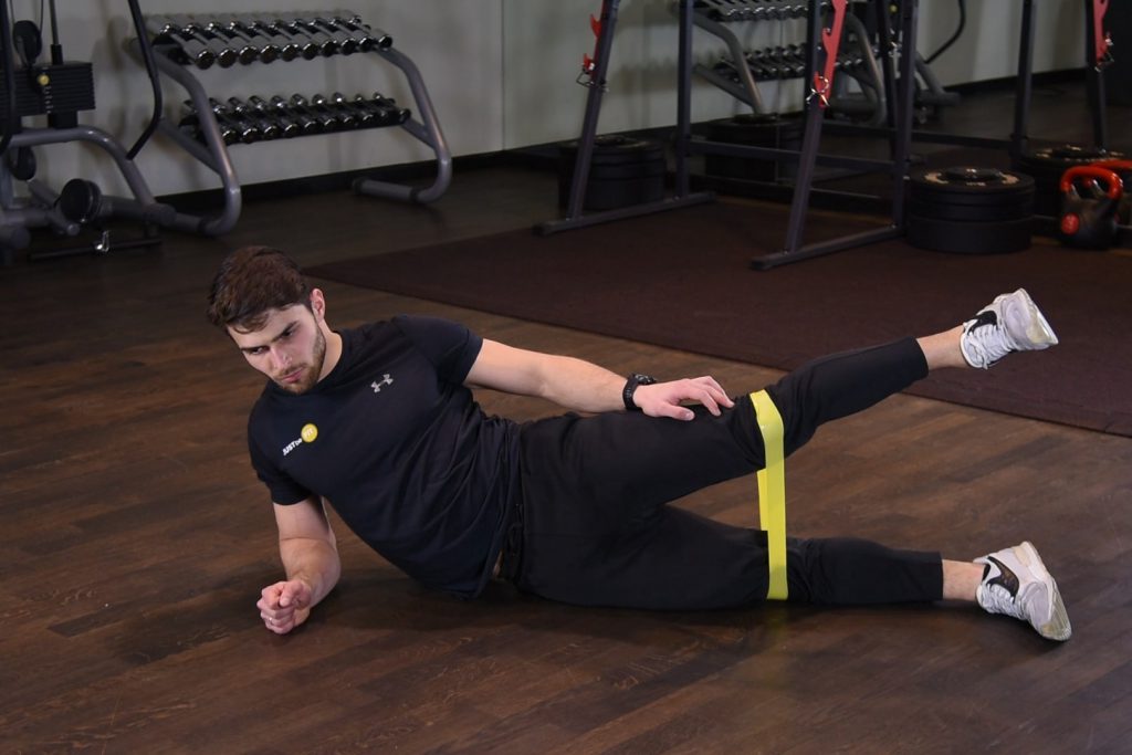 Odwodzenie nogi w leżeniu bokiem z gumą mini band Odwodzenie nogi w leżeniu bokiem z gumą mini band