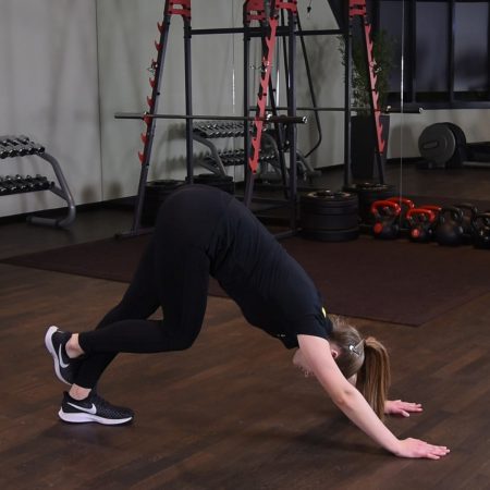 Pies z głową w dół ze skrzyżowaniem nóg Pies z głową w dół ze skrzyżowaniem nóg - just be fit