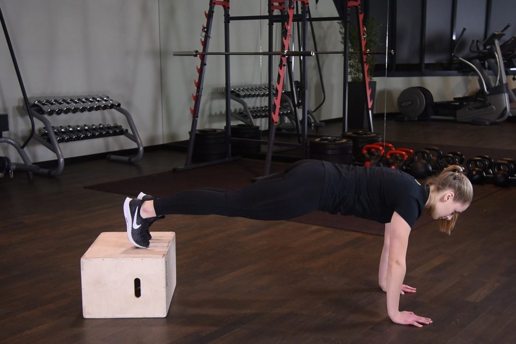 Plank wysoki z nogami na podwyższeniu - just be fit
