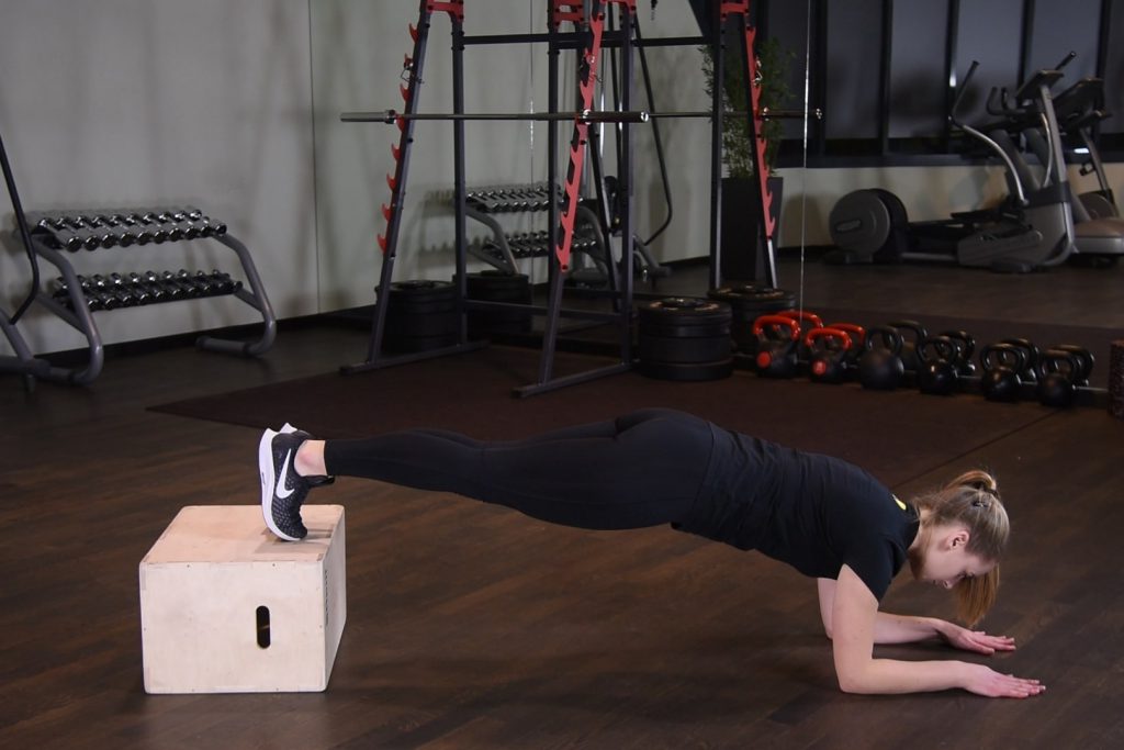 Plank z nogami na podwyższeniu Plank z nogami na podwyższeniu - just be fit
