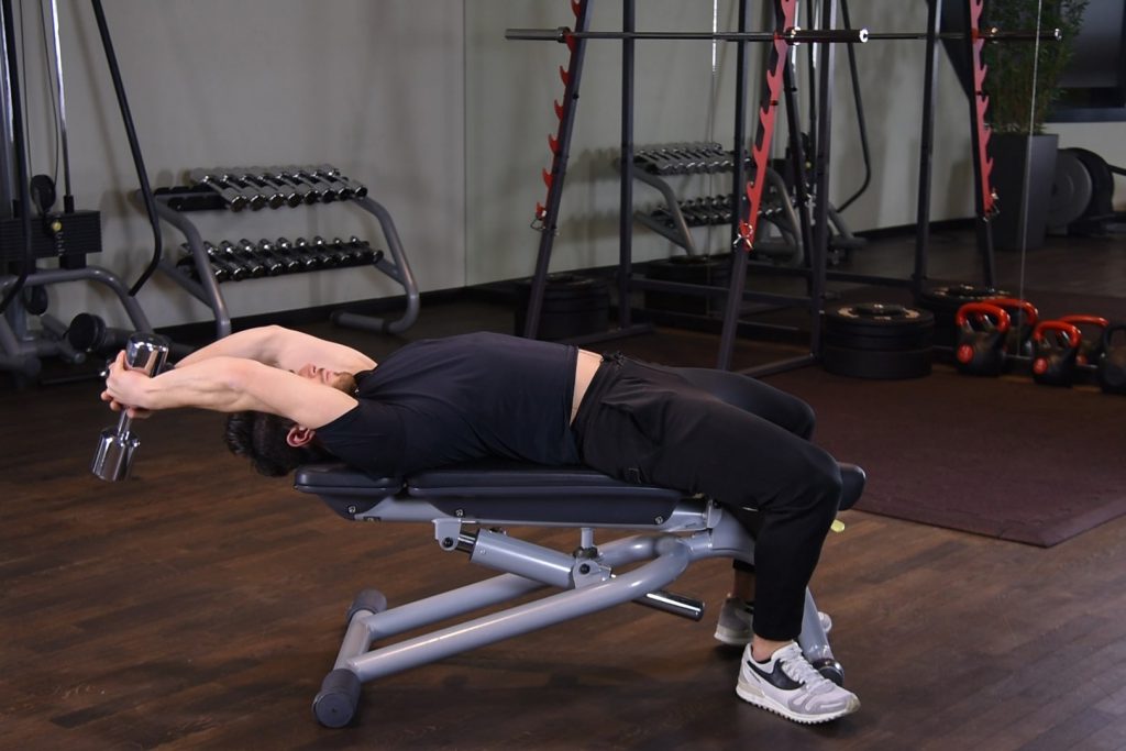 Przenoszenie hantli za głowę w leżeniu tyłem Przenoszenie hantla za głowę w leżeniu tyłem