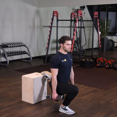 Przysiad bułgarski z hantlami Przysiad bułgarski z hantlami - just be fit