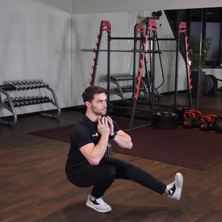Przysiad na jednej nodze z hantlą (pistol squat z hantlą) Przysiad na jednej nodze z hantlą - pistol squat z hantlą