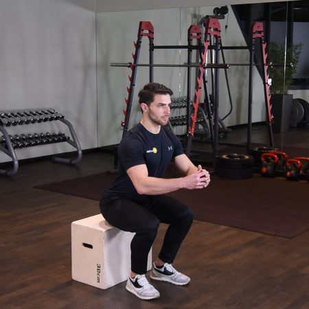 Przysiad na podwyższenie w spięciu Ćwiczenie Przysiad na podwyższenie w spięciu - just be fit