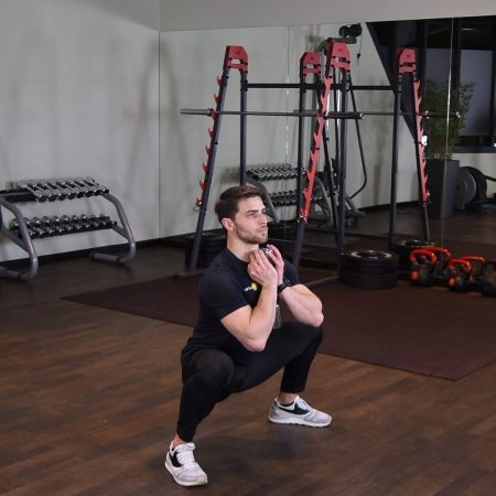 Przysiad sumo z hantlą Przysiad sumo z hantlą - just be fit