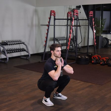 Przysiad z hantlą - goblet squat Przysiad z hantlą - goblet squat
