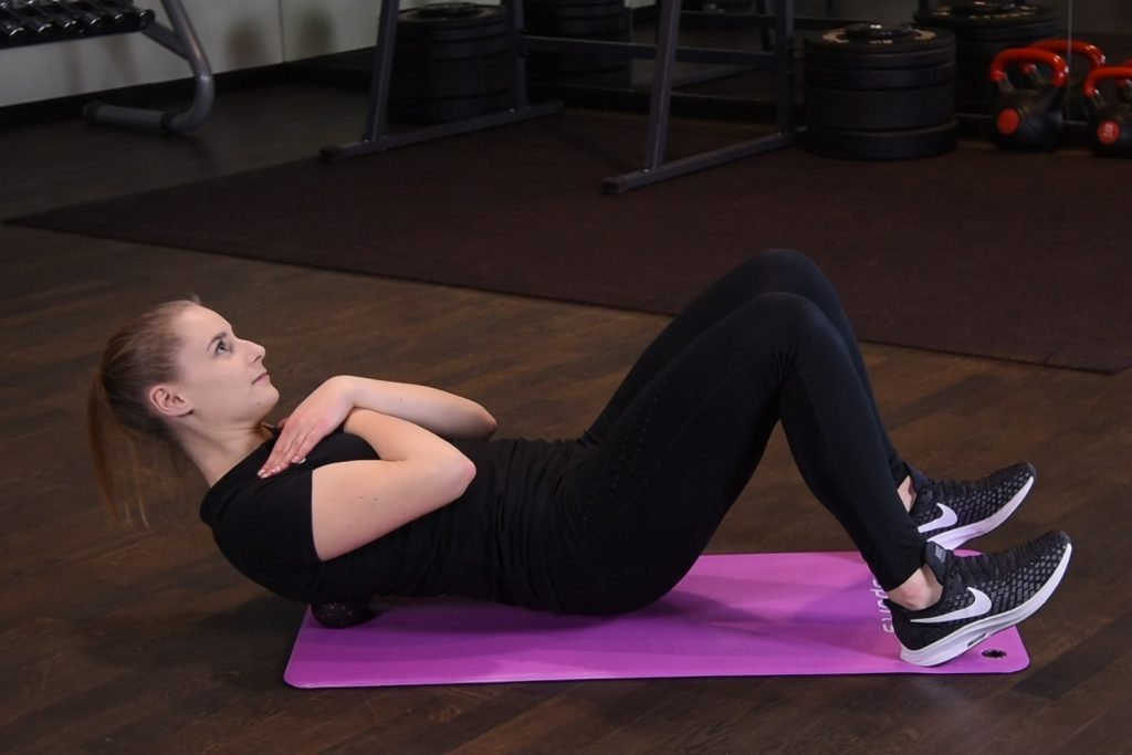 Rolowanie kręgosłupa piersiowego piłeczką duoball Rolowanie kręgosłupa piersiowego piłeczką duoball