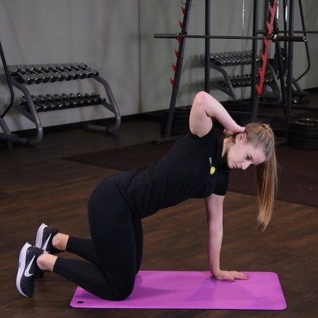 Rotacja kręgosłupa piersiowego w klęku podpartym z ręką na karku Rotacja kręgosłupa piersiowego w klęku podpartym z ręką na karku